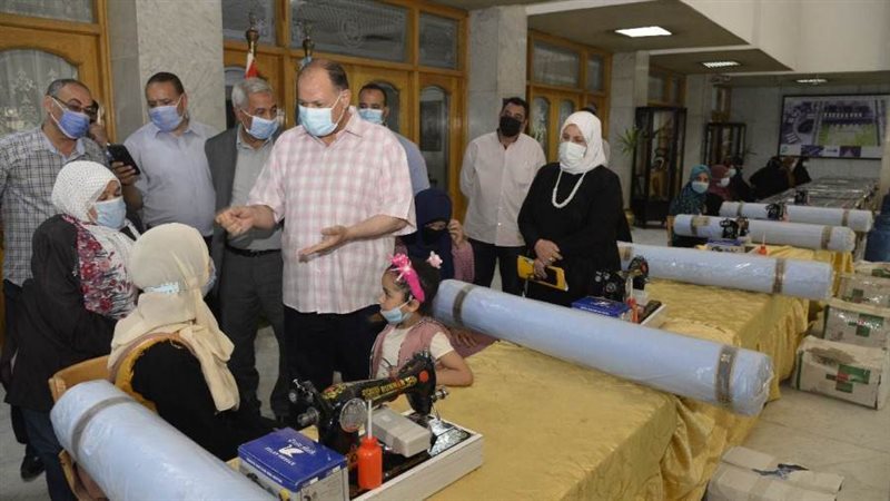 محافظ أسيوط يوزع