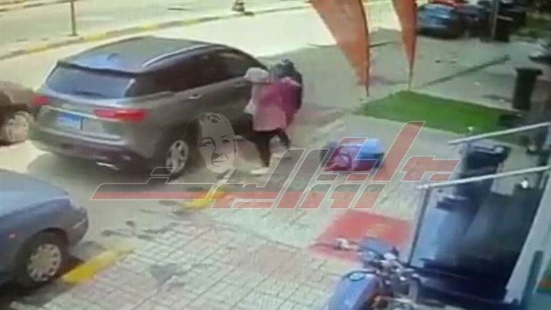 لحظة سقوط عرق خشب