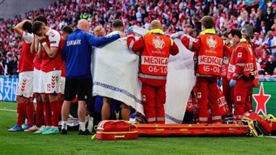 الإنسانية أولاً.. مشاهد رائعة بعد إصابة أريكسين (صور)