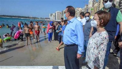جولة لمحافظ الإسكندرية بعدد من الشواطئ لمتابعة الالتزام بالإجراءات الاحترازية