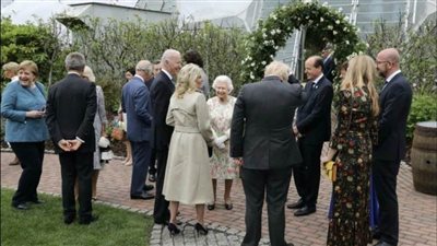 عاجل| الرئيس جو بايدن يكسر آداب السلوك الملكي البريطاني