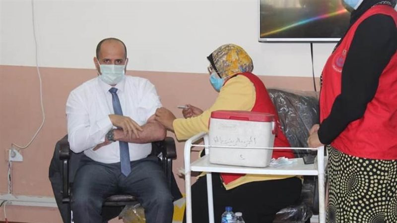 موظفو الجامعه يتلقون