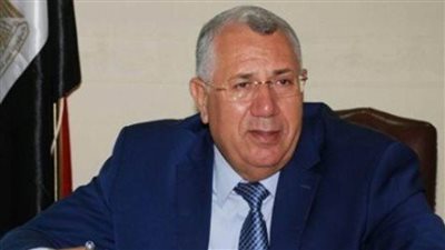 وزير الزراعة أمام 