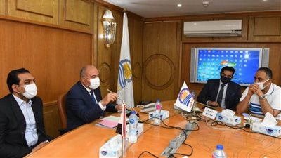 محافظ قنا ينهي أزمة سائقي خطوط سير 