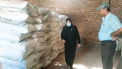 مدير زراعة أسيوط تتابع منظومة توزيع الأسمدة بمركز الغنايم.. صور