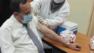 محافظ شمال سيناء يحصل على  الجرعة الثانية من لقاح كورونا