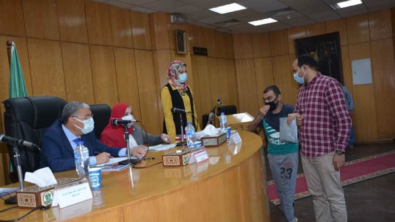 محافظ المنيا في اجتماع