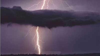 عاجل| عواصف رعدية وبرق وفيضانات تضرب 