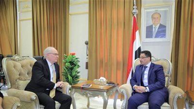 وزير الخارجية اليمني يبحث مع المبعوث الأمريكي مستجدات عملية السلام