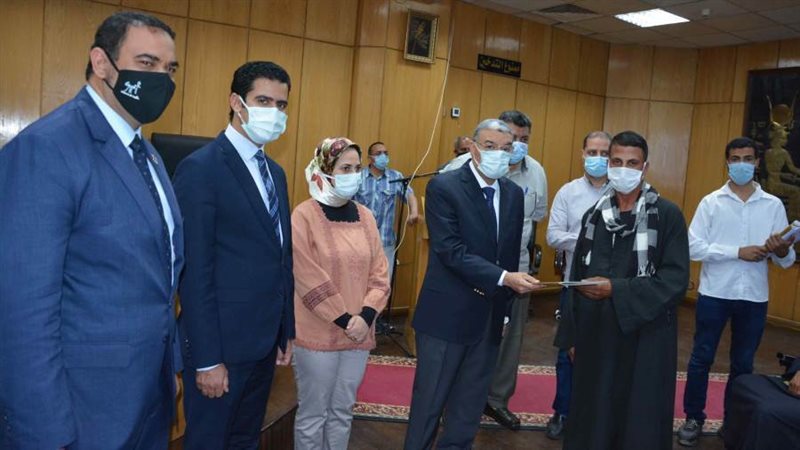 محافظ المنيا يسلم