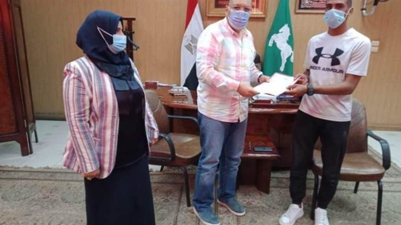 محافظ الشرقيه يمنح