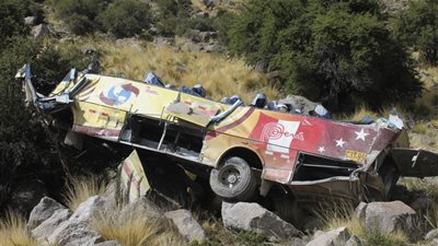 بيرو.. مصرع 17 شخصا جراء سقوط حافلة في واد