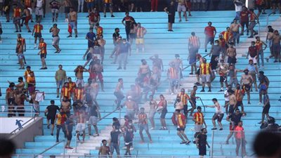 الترجي يسحب لاعبيه من ملعب حمادي العقربي بسبب شغب جماهيره