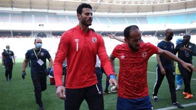 أبو عبلة يرفض نزول لاعبي الأهلي لاستكمال عمليات الإحماء بسبب الغاز