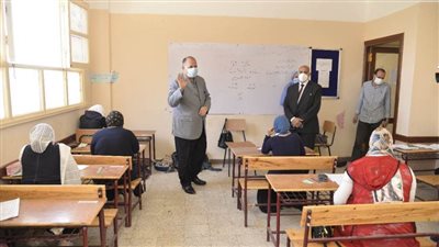 محافظ أسيوط يتفقد لجان امتحانات الدبلومات الفنية بالثانوية الميكانيكية