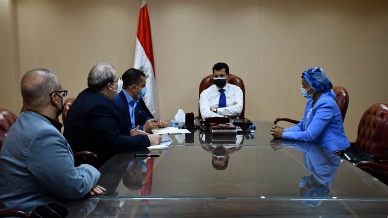 وزير الرياضة مع مسئولى