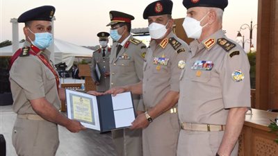 وزير الدفاع يشهد تخريج دورات من دارسى