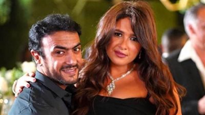 فيديو| قبلة من ياسمين عبد العزيز لـ العوضي في السيارة: حب عمري