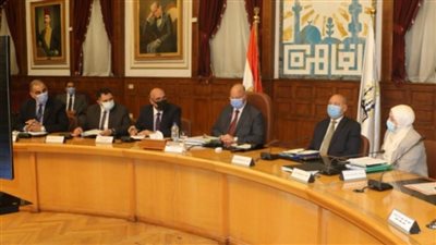 محافظ القاهرة يناقش الخطة الاستثمارية لخدمات المواطنين بالمحافظة