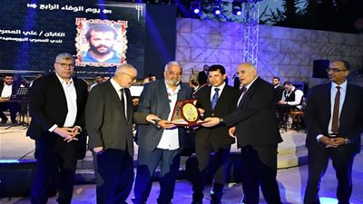 وزير الرياضة ونظيره الفلسطيني يشهدان احتفالية تكريم اللاعبين القدامى بمركز شباب الجزيرة