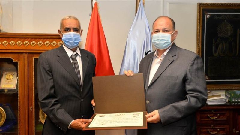 محافظ أسيوط يكرم