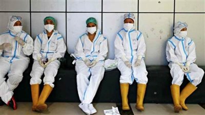 إصابة ٣٥٠ طبيبا بعد تطعيمهم ضد فيروس كورونا 