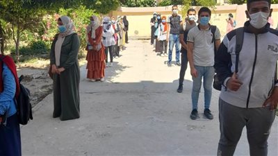 طلاب الثانوية العامة بالبحيرة يؤدون الامتحان التجريبى بالمدارس
