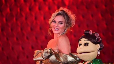 نيكول سابا تتألق بإطلالة ذهبية مع 