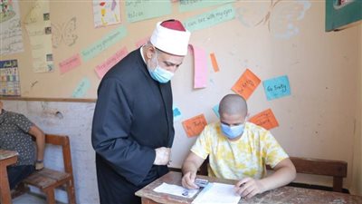 وكيل الأزهر يتفقد لجان امتحانات معاهد العبور ويشيد بتفوق الطلاب أخلاقيًّا وعلميًّا