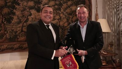 الخطيب يهدي درع وعلم النادي الأهلي لسفير كوريا الجنوبية بالقاهرة