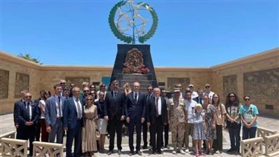 السفارة الروسية تضع إكليل الزهور على مقابر العلمين 