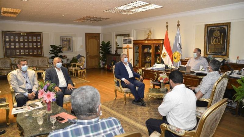 محافظ أسيوط يلتقي