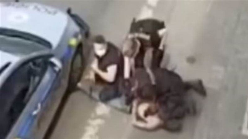 ضباط تشيك يعتدون