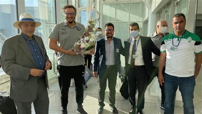 صور.. الرجاء المغربي يستقبل بعثة بيراميدز بالورود في كازبلانكا