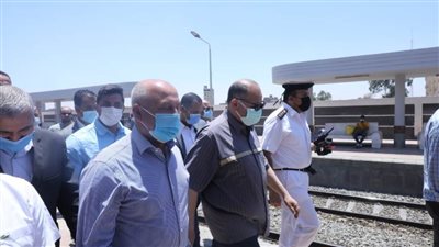 وزير النقل ومحافظ أسيوط يتفقدان محطة ديروط للسكة الحديد وبرج الإشارات  