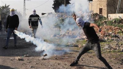 إصابة عشرات الفلسطينيين بالرصاص والاختناق خلال مواجهات جنوب نابلس