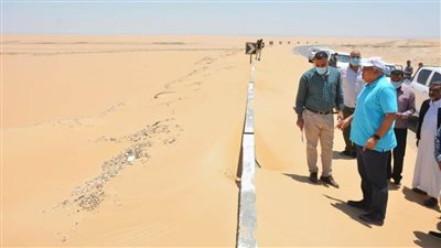 محافظ الوادي الجديد يوجه بإزالة الحواجز الأسمنتية بطريق الفرافرة - ديروط