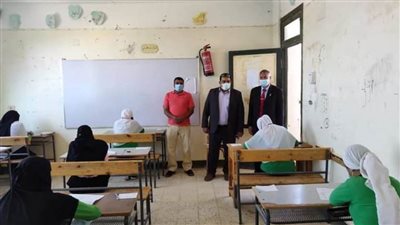 وكيل وزارة التعليم بالوادي الجديد يجري جولة تفقدية بمركز الفرافرة