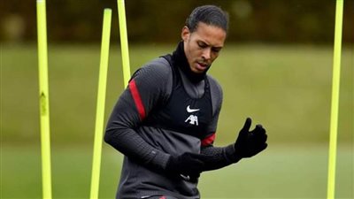 بعد غياب 9 أشهر... فان دايك يبدأ التدريب بالكرة استعدادًا للموسم الجديد