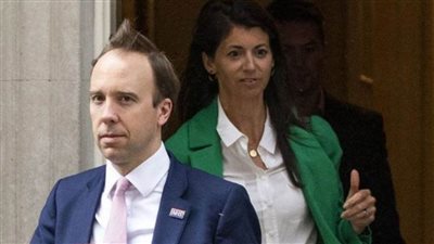 استقالة وزير الصحة البريطاني بعد اختراقه قواعد التباعد الاجتماعي