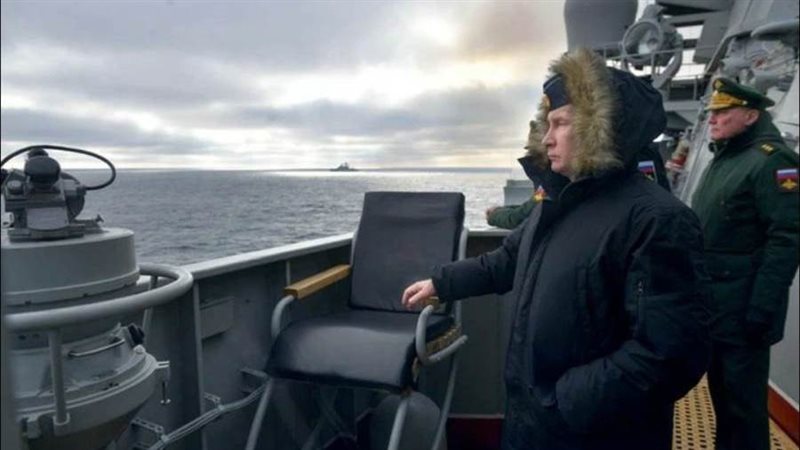بوتين على متن سفينة