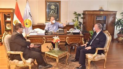 محافظ أسيوط يلتقي رئيس اللجان الطبية بالتأمين الصحي