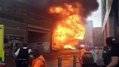 اندلاع حريق هائل بالقرب من محطة سكة حديد جنوبي لندن