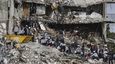 ارتفاع عدد قتلى المبنى المنهار في فلوريدا إلى 16 بعد العثور على 4 جثث تحت أنقاض