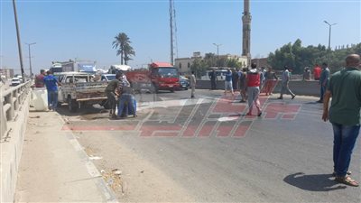 انقلاب سيارة محملة بمواد كيماوية بالطريق الزراعي ببنها دون خسائر بشرية