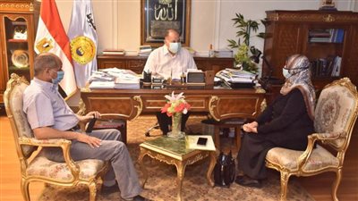 محافظ أسيوط يناقش موقف مشروعات الصرف الصحي ضمن مبادرة 