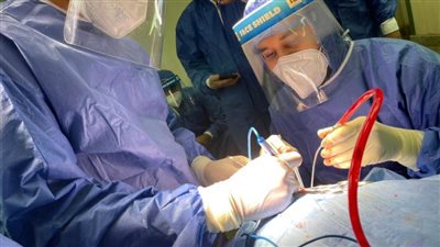  مستشفى سوهاج الجامعي ينقذ حياة رجل مسن مصاب بكورونا يعاني من نزيف بالمخ