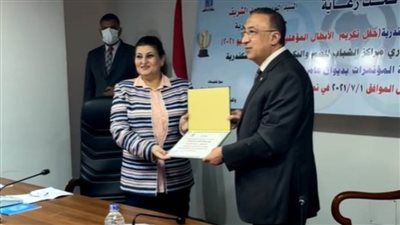 محافظ الإسكندرية يكرم مدير مديرية الشباب والرياضة 