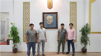 رواد جناح الأزهر يلتقطون صورًا تذكارية مع الإمام الطيب بمعرض الكتاب