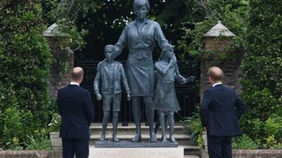 الأميران وليام وهاري يزيحان الستار عن تمثال الأميرة 